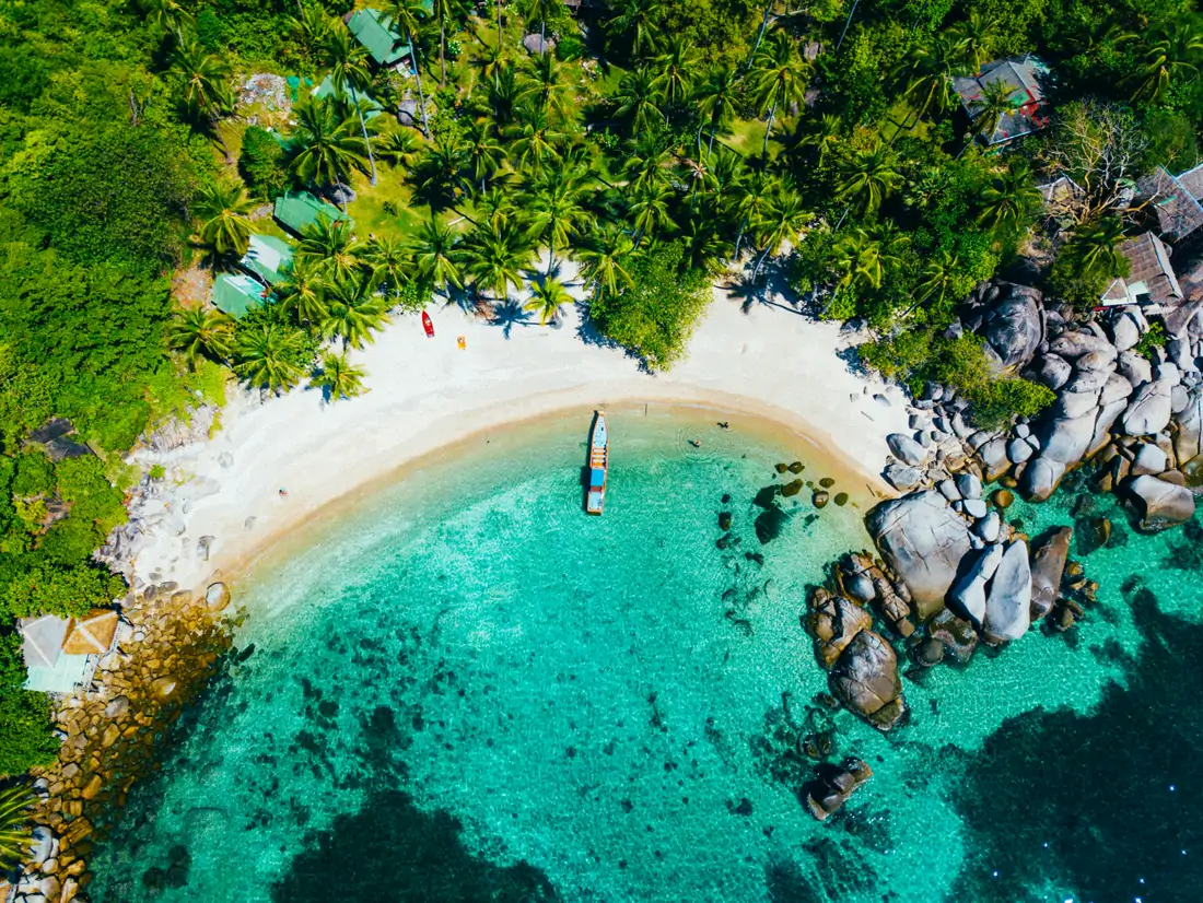 Playa y agua turquesa en Koh Tao, cerca de LUM