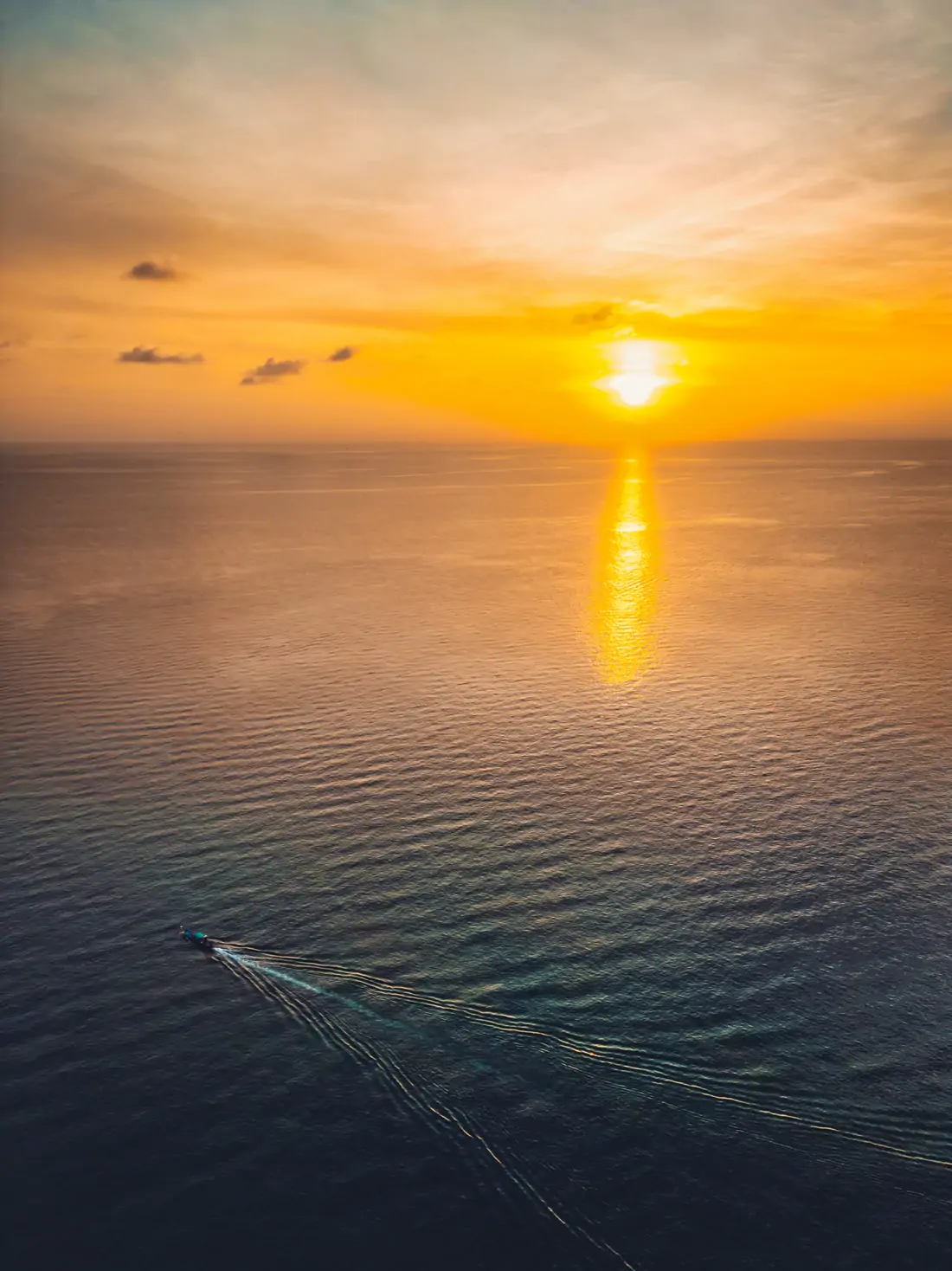 Atardecer dorado sobre el mar, Koh Tao